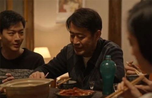 三兄妹吃蜜瓜,甜蜜时光温馨回忆